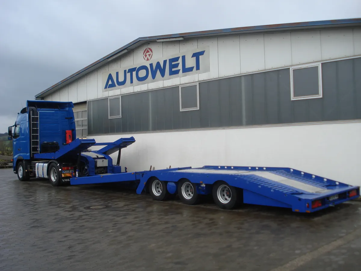 Werkstattgebäude der Autowelt GmbH in Niederlauer mit Fahrzeugtransporter