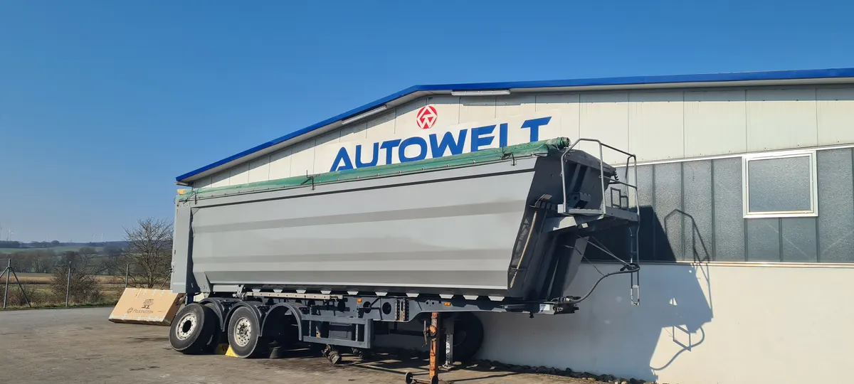 Kippauflieger vor dem Autowelt-Gebäude