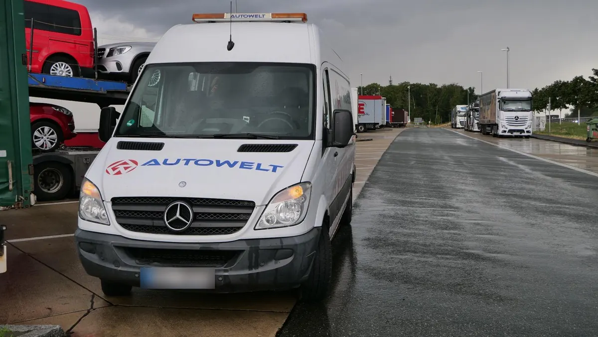 Mobiles Autowelt-Servicefahrzeug auf einem LKW-Parkplatz