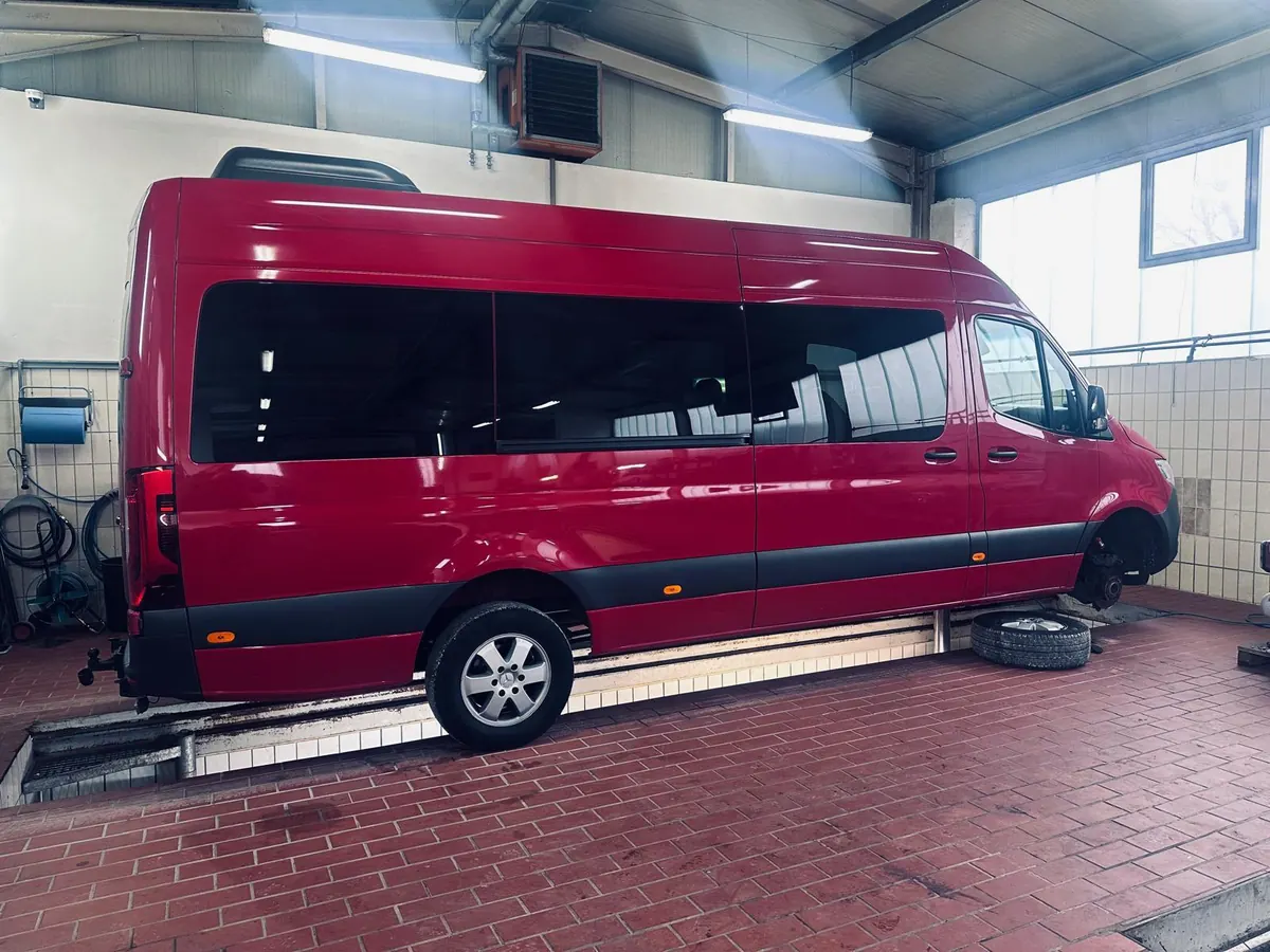 Transporter-Kleinbus auf der Hebebühne in der Autowelt-Werkstatt